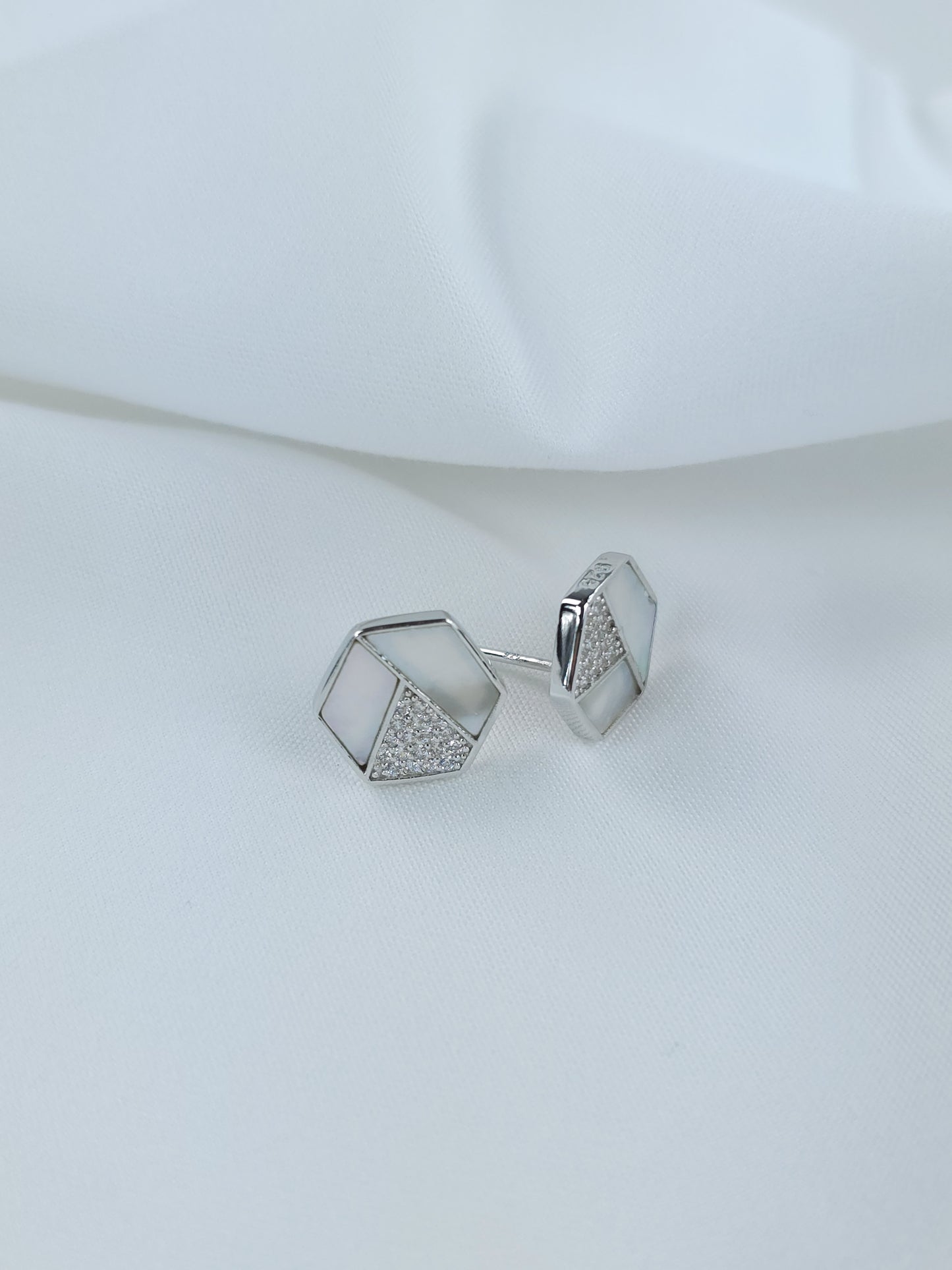 Boucles d'oreilles hexagonales en Argent rhodié 925/1000 avec oxydes de zirconium et nacre