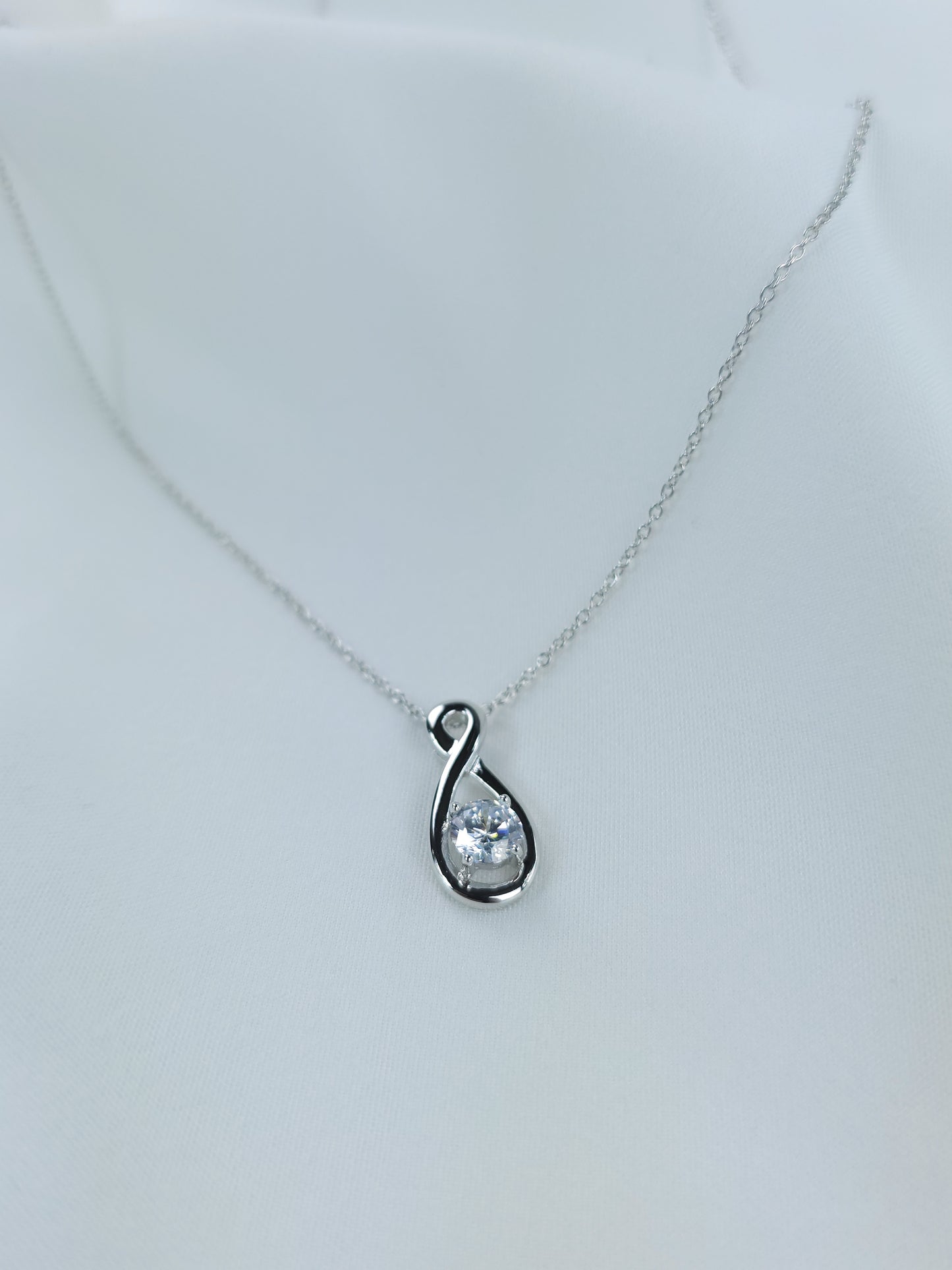 Collier infini orné d'un oxyde serti griffes, argent 925/1000 rhodié