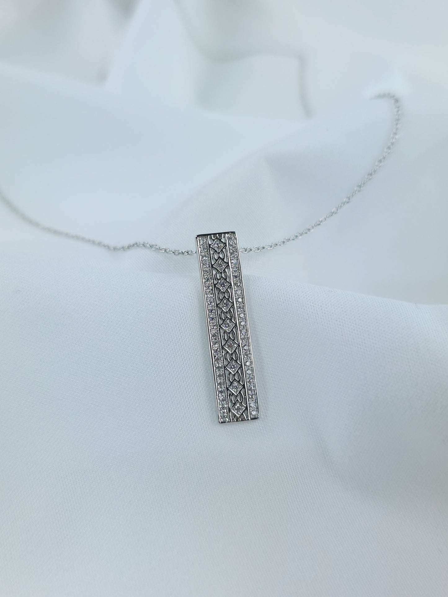 Collier rectangle ajouré, 3 rangs en argent 925/1000 rhodié serti d'oxydes