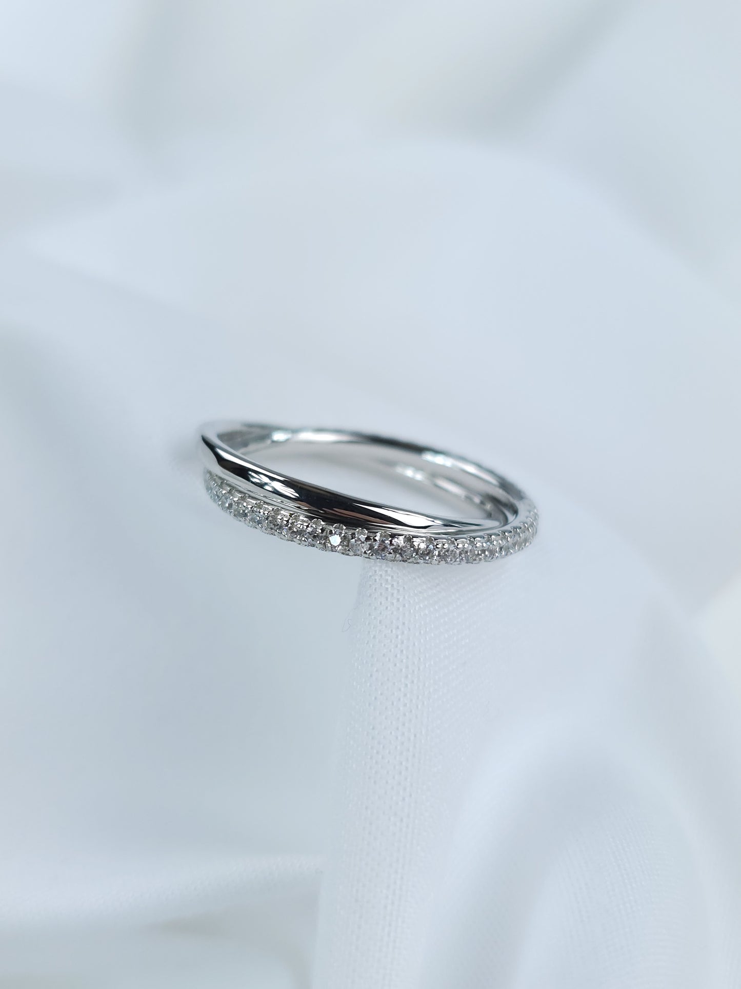 Bague double anneaux en argent 925/1000 rhodié avec oxydes de zirconium