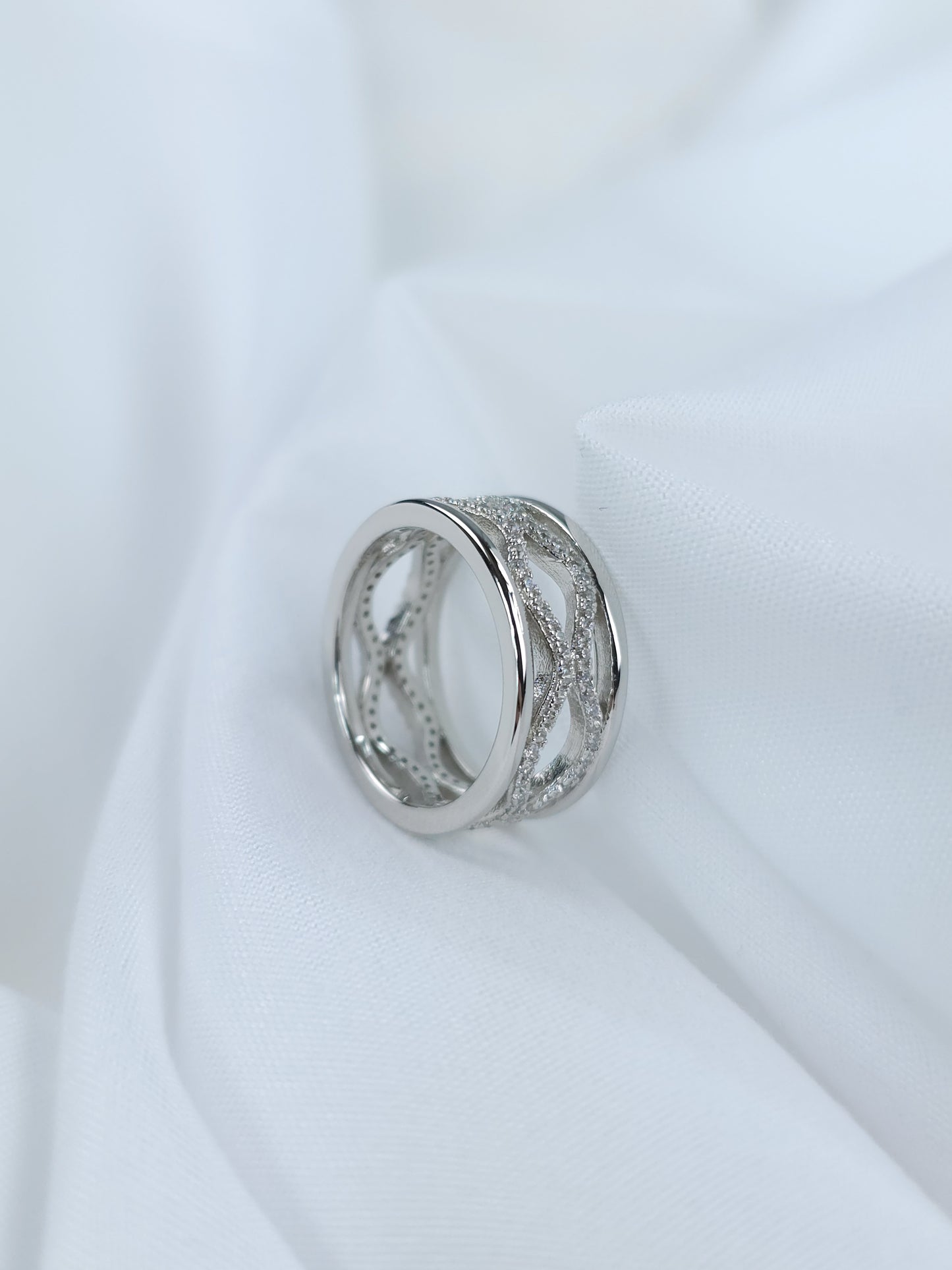 Bague en argent 925/1000 rhodié microserti avec large motif vagues d'oxydes de zirconium