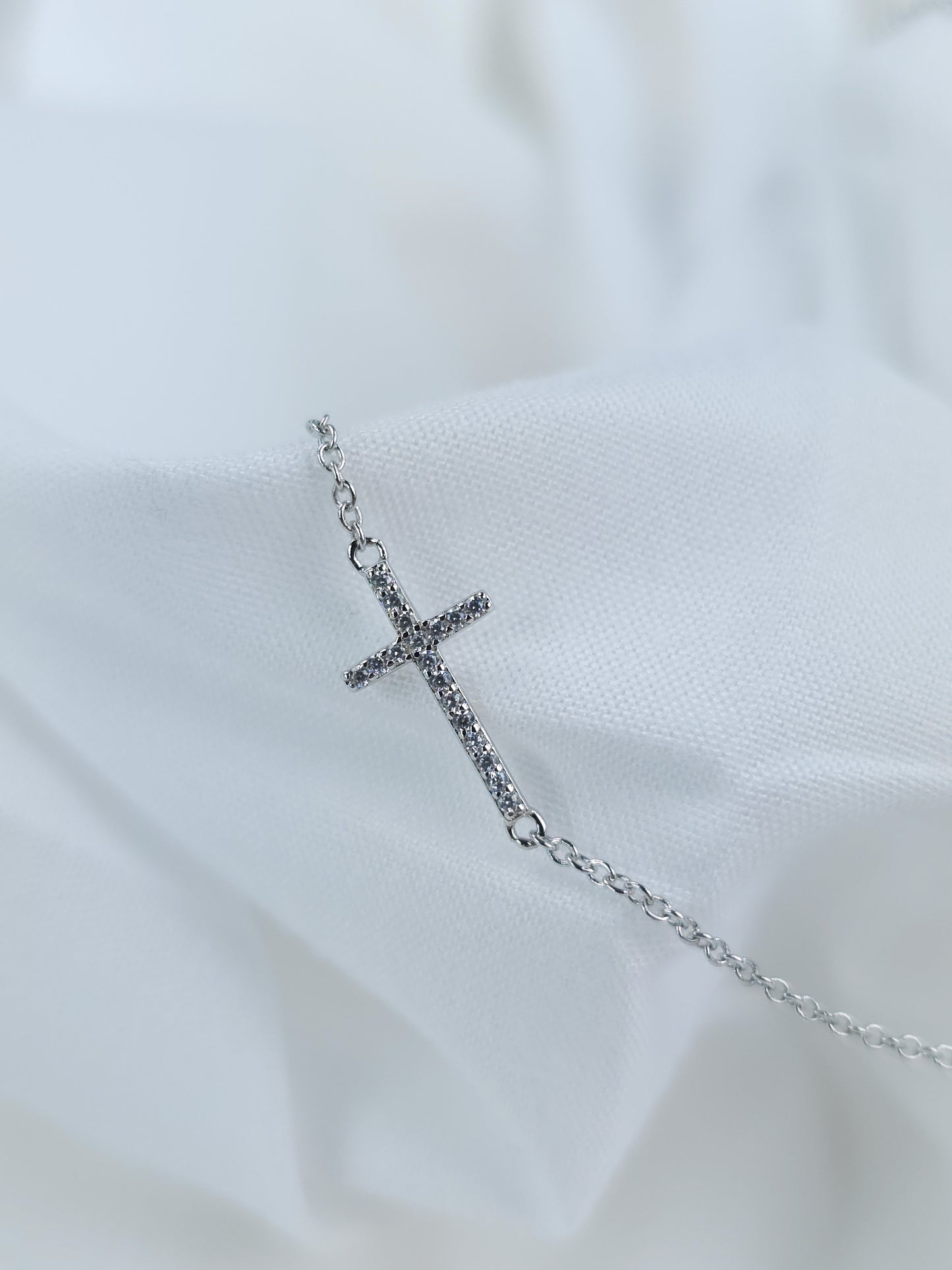 Collier croix ornée d'oxydes de zirconium, argent 925/1000 rhodié