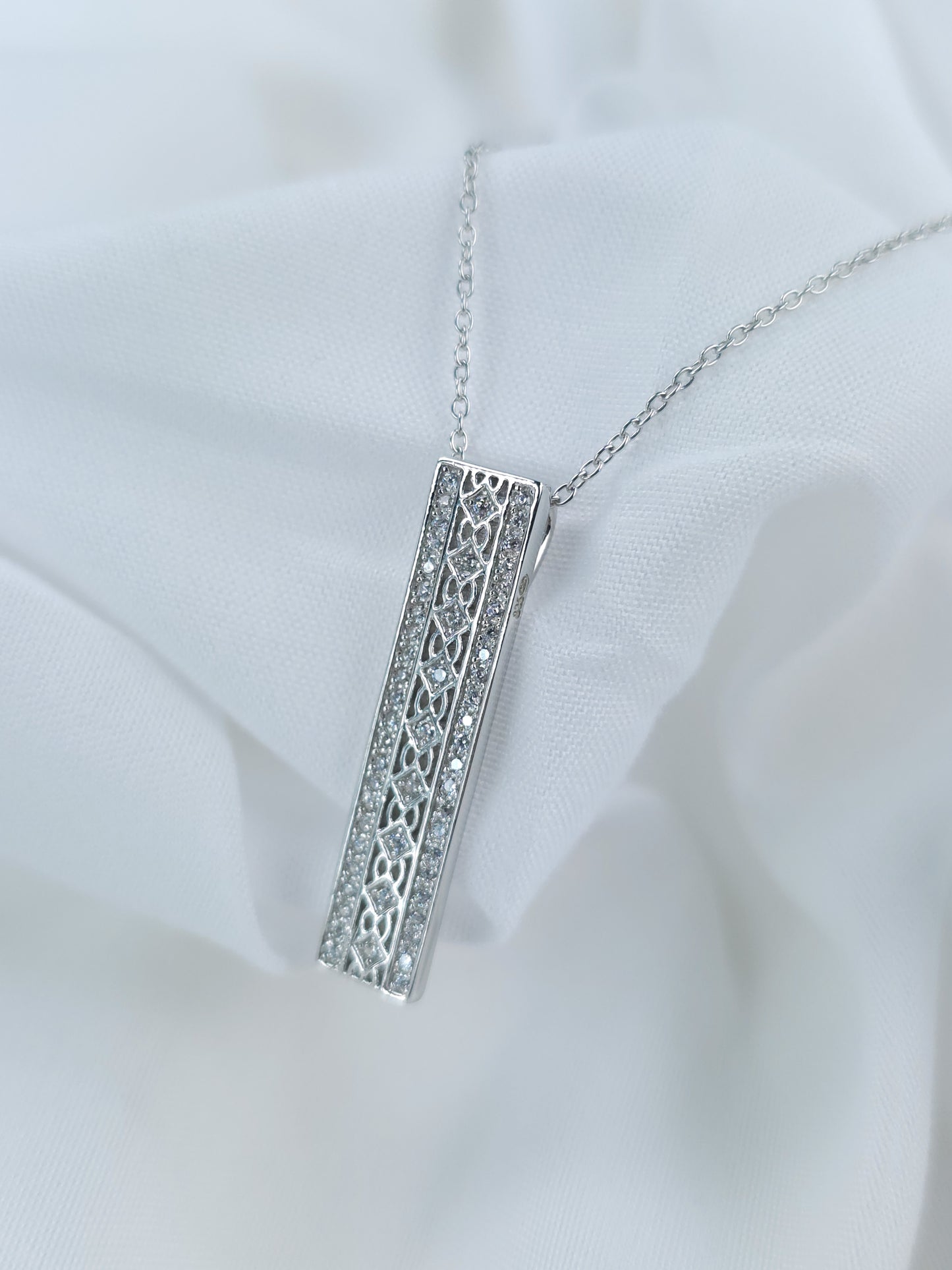 Collier rectangle ajouré, 3 rangs en argent 925/1000 rhodié serti d'oxydes