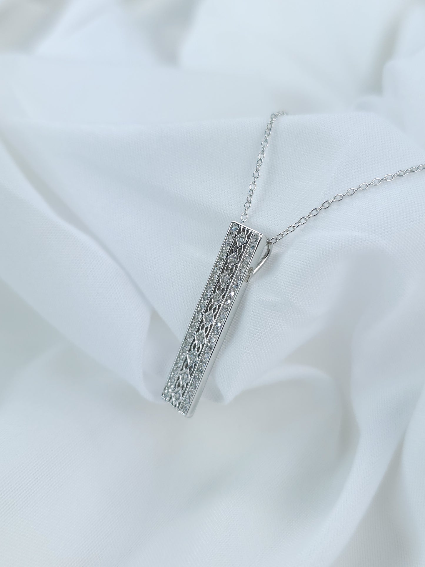 Collier rectangle ajouré, 3 rangs en argent 925/1000 rhodié serti d'oxydes