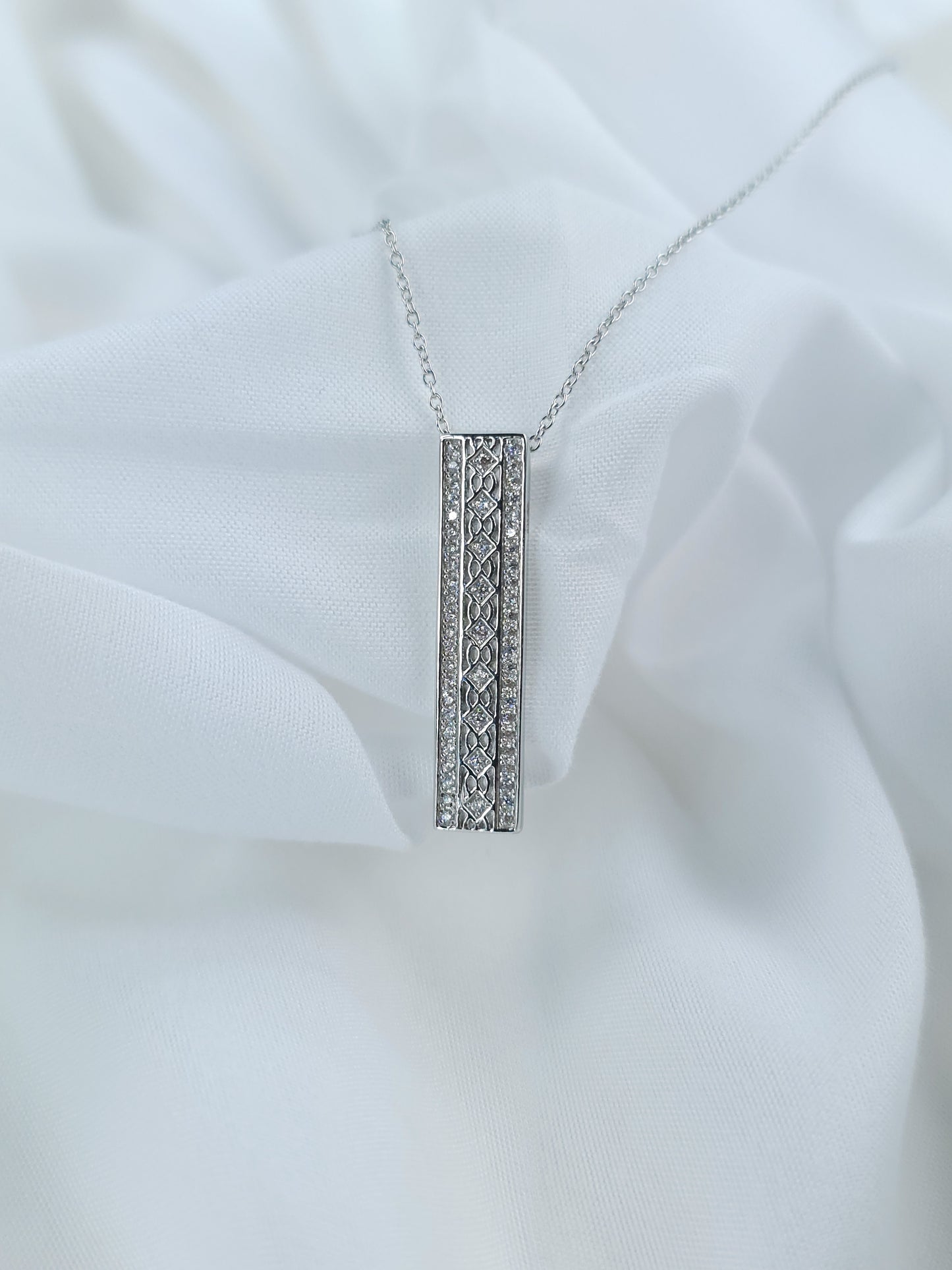 Collier rectangle ajouré, 3 rangs en argent 925/1000 rhodié serti d'oxydes