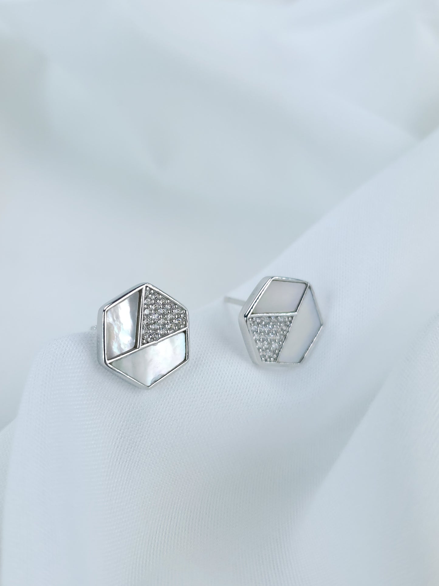 Boucles d'oreilles hexagonales en Argent rhodié 925/1000 avec oxydes de zirconium et nacre