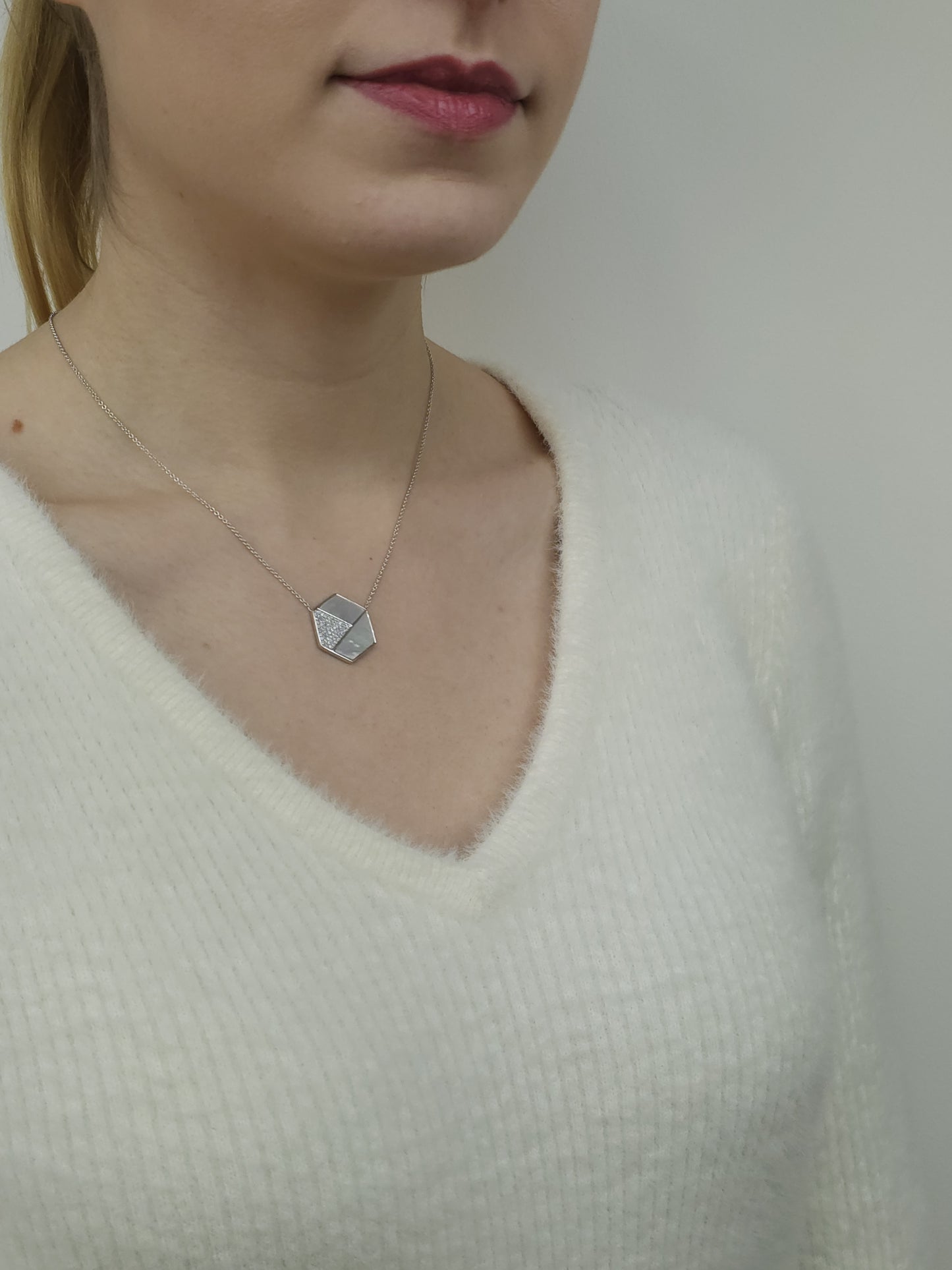 Collier hexagone en Argent 925/1000 rhodié avec oxydes de zirconium et nacre