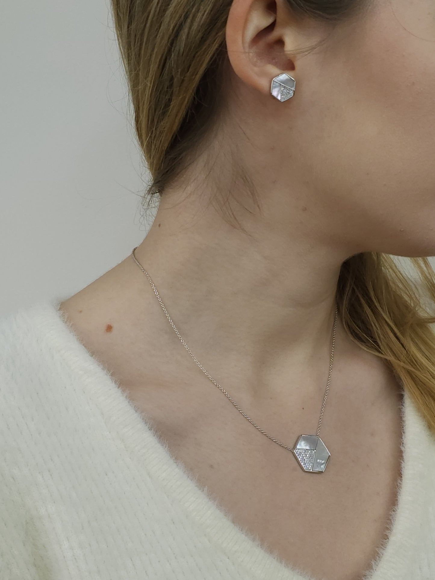 Collier hexagone en Argent 925/1000 rhodié avec oxydes de zirconium et nacre