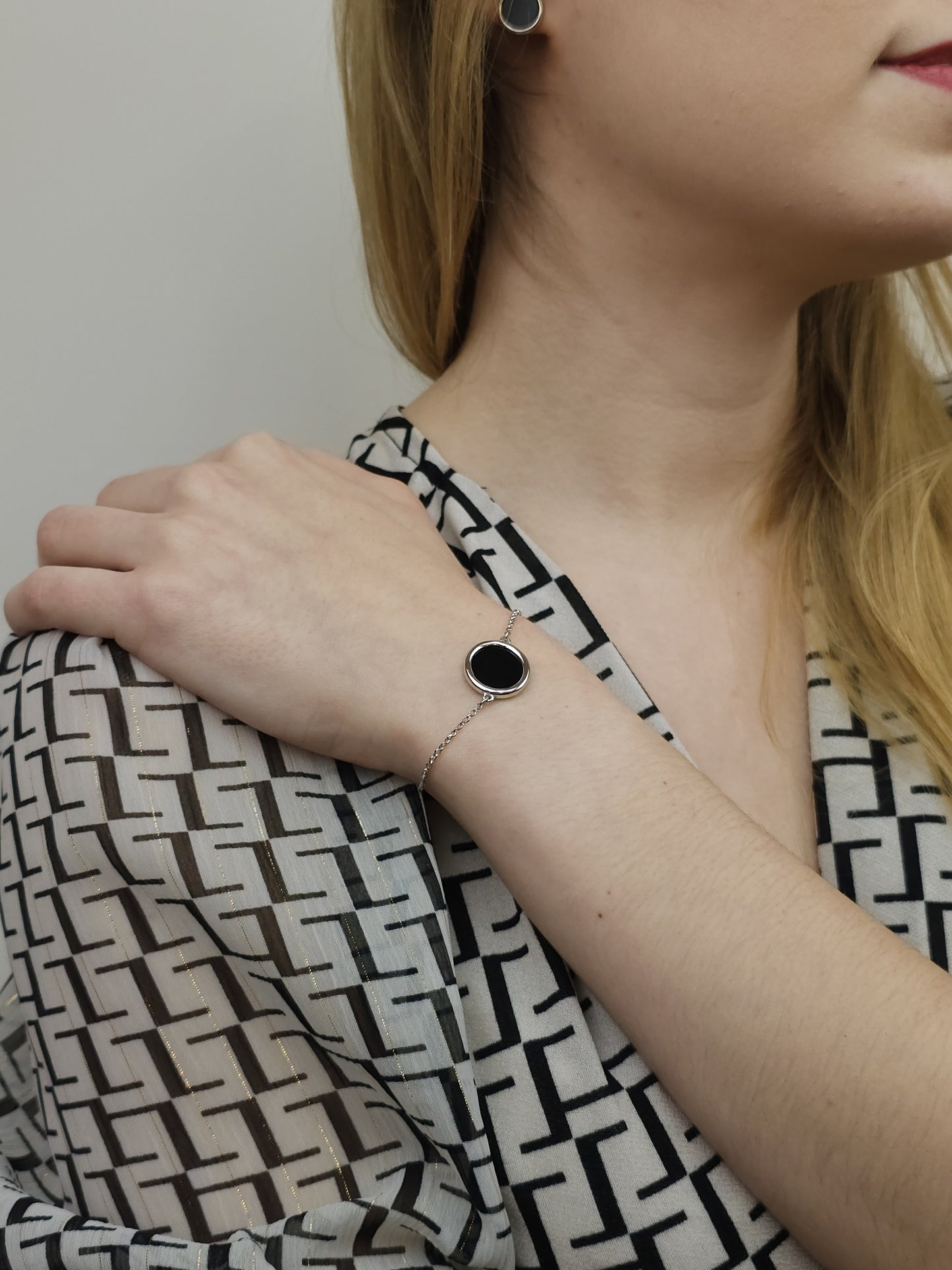 Bracelet en argent 925/1000 rhodié avec motif rond en agate noire